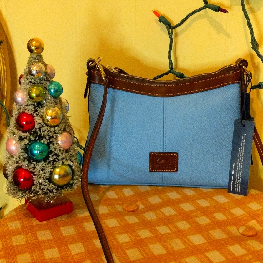 **NWT** Dooney and Bourke Belvedere Crossbody Pouch!!